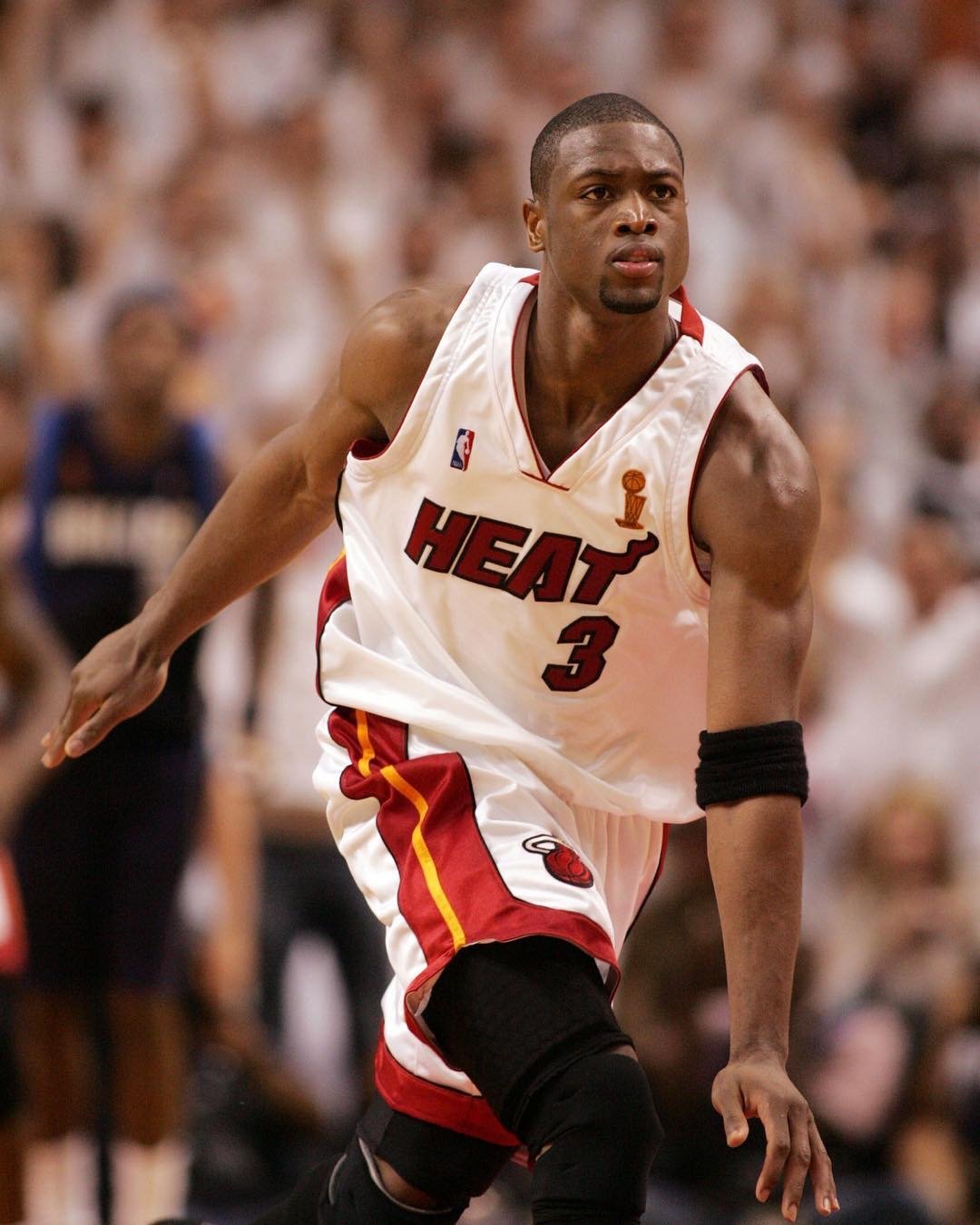 个人秀！杰伦威抢断反击面对空篮暴扣得分（杰伦威抢断一条龙无人防守暴扣得分）