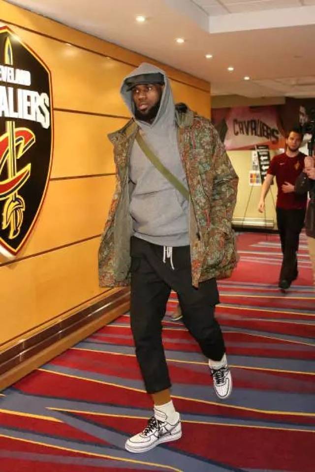 队报：受好友阿什拉夫邀请，姆巴佩明日将观战摩洛哥vs马里（队报：应好友阿什拉夫之邀，姆巴佩将于明日现场观战摩洛哥对马里）