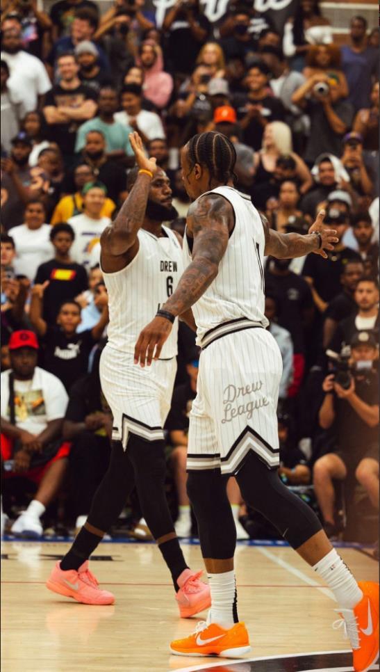 NBA杯半场：布伦森26分，猛龙次节早早祭出“砍人”战术半场52-69落后尼克斯（NBA杯半场战报：布伦森轰26分，猛龙次节提前启用“砍人”，以52-69落后尼克斯）