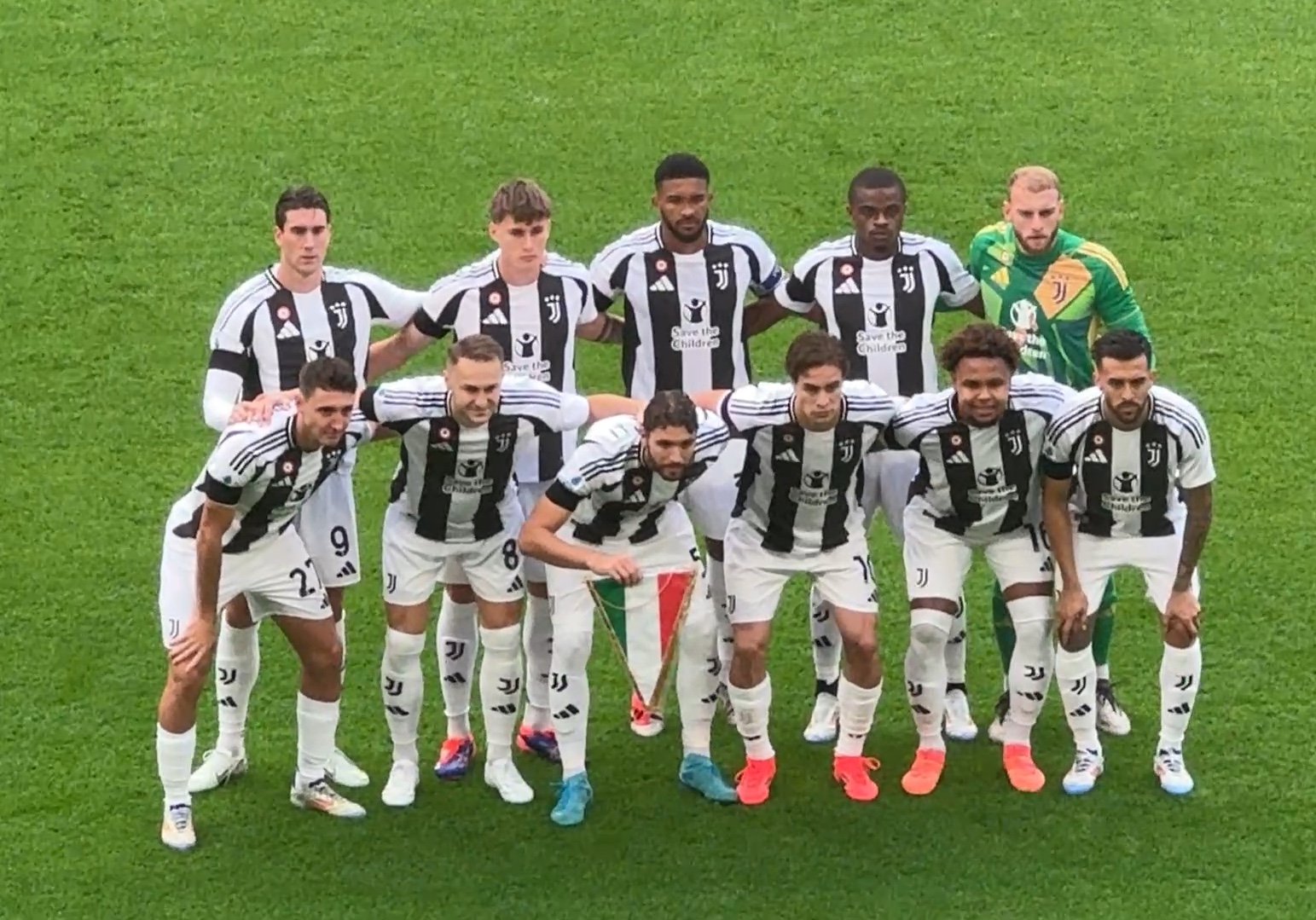 德甲半场：埃姆雷詹点射，拜尔建功，多特暂2-0斯图加特（半场战报：埃姆雷-詹点球破门，拜尔建功，多特暂2-0领先斯图加特）