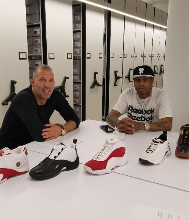 体坛记忆｜科比被恶意犯规，但他起身之后并没有生气，反倒是拍灰尘的动作太潇洒了（体坛回眸：科比遭恶意犯规后淡定起身，拂去尘土的瞬间格外潇洒）