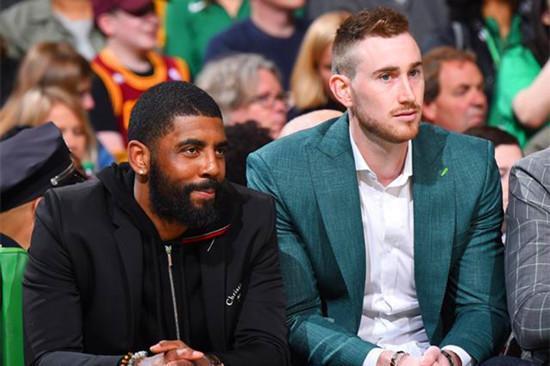 先声夺人！卡森·华莱士面断吉莱斯皮 反击直接上篮拿到首分！（率先发难！卡森·华莱士正面抢断吉莱斯皮，快攻上篮首开纪录！）