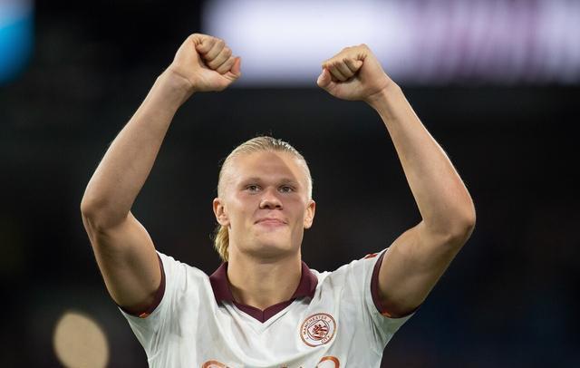 得不偿失！亚历山大-沃克最后时刻争抢手腕受伤（代价惨重！亚历山大-沃克末段拼抢导致手腕受伤）