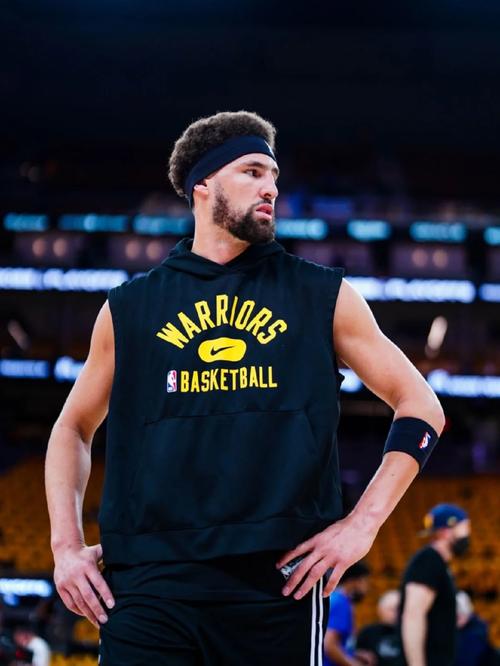 特伦斯·克劳福德因拒缴WBC制裁费被剥夺拳王头衔，引发争议，拳迷对其立场分化，争议持续。（因拒缴WBC制裁费，特伦斯·克劳福德被撤销拳王头衔；风波未息，拳迷立场分化）