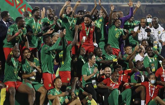 AC米兰在意大利杯负于拉齐奥，终结13场不败，放弃杯赛以专注意甲，凸显战略调整。（AC米兰意杯不敌拉齐奥，13场不败告终，弃杯专攻意甲显战略转向）