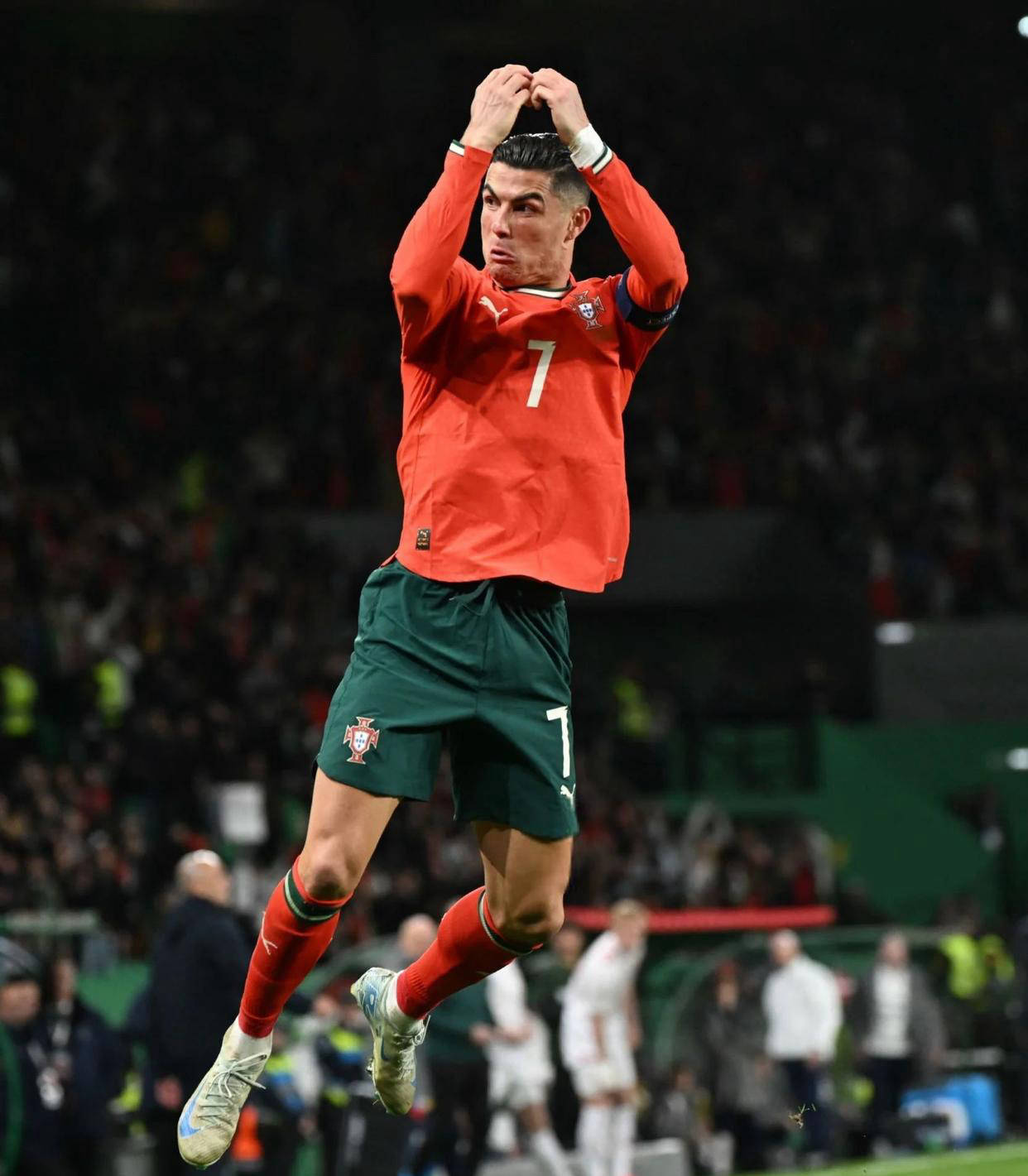 梅西：世界杯连冠很难，但会拼！他依旧谦逊、低调、无私！（梅西：卫冕世界杯不易，但会拼尽全力；仍旧谦逊、低调、无私）