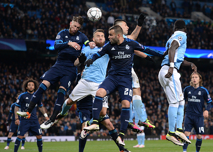 冠军捧杯时刻！这张合影里，有国乒三连冠的荣光，更有竞技体育的热血与温情！（捧杯瞬间定格！这一合影凝聚国乒三连冠的荣耀，也写满竞技体育的热血与温情）