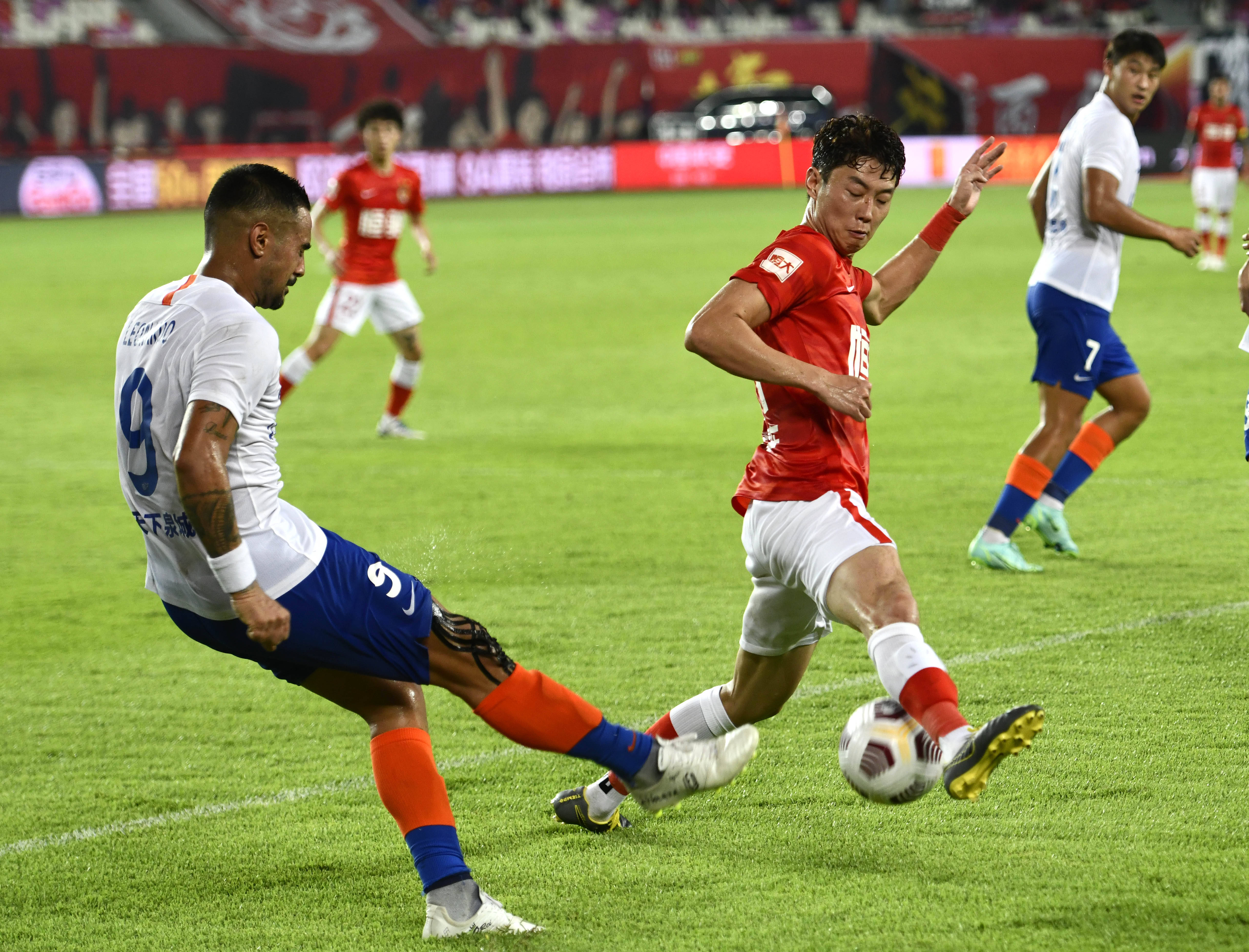 图片报：战平汉堡后，科贝尔与后卫瑞尔森发生激烈争吵（图片报称：与汉堡打成平手后，科贝尔与后卫瑞尔森爆发激烈争执）