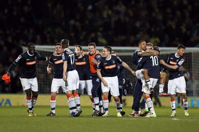 小卡上半场火力全开，高效得分展现惊人状态（小卡半场火力爆表，高效得分尽显超强状态）