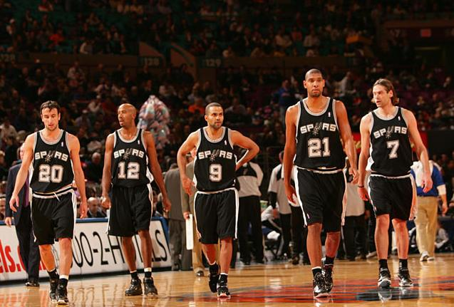 英超劲旅完胜：终结5场不胜，积分追平曼联，距离欧冠区3分（英超强队大胜止滑：终结五场不胜，积分追平曼联，距欧冠区仅差3分）